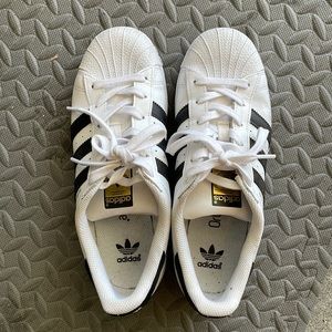 Gently worn womens classic superstar Adidas size 8 (6.5 size in youth sizes)